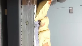 水电工小刘给房东姐姐修热水器在浴室偷装摄像头偷拍她洗澡上厕所