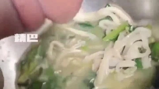 双飞群P名场面，重金约两个外围美女，都是年轻貌美身材好，配合默契风骚淫荡浪叫声震天，两个人轮流狂干，场面淫乱不堪