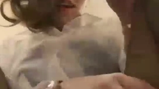 绿帽奴掀起老婆的裙子看清楚结合处鸡巴秒硬伺候单男跟老婆做爱舔逼