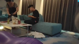 嬉游花丛超劲爆！真实加字幕对白，到家看电视反抗激烈强扒裤子衣服扯烂，最后强推