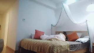 姨妈想摸大侄子的大鸡巴，就放在膝盖上偷偷摸摸