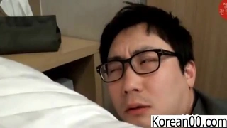 大屁股的少女被操得阴道直流