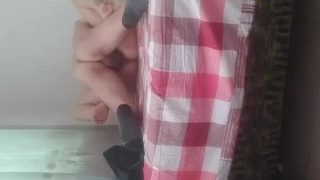 年轻的情人在宿舍里探索他们的禁忌关系