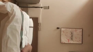 19岁玩抖音的网红小美眉洗完鸳鸯浴做爱手机没电了也没搞射