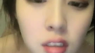 第一坊人气美腿主播猪猪PP当天最后一场秀 一袭白裙丝袜女神范十足假屌自慰
