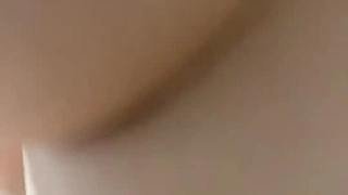 頂級網紅女神來襲 ！浴缸裡自慰，跳蛋瘋狂塞穴，掰開粉穴直接尿尿