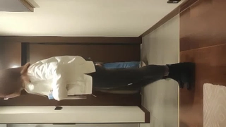 小哥双飞两个极品少妇，露脸玩的好嗨道具抽插骚穴，吃奶玩逼上下一起草