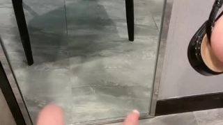 性饥渴XXⅩXXXHD粉嫩妹子穿上开档黑丝高跟鞋