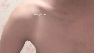 牛仔裤胸上纹身妹子啪啪，按着腿手指扣逼口交上位骑坐大力抽插猛操